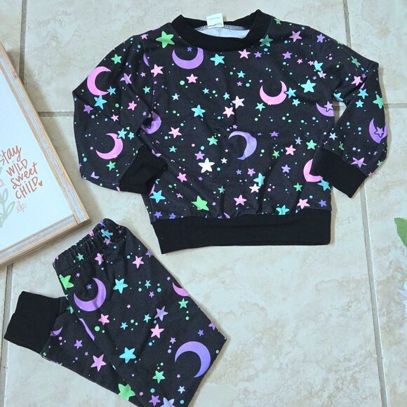 Galaxy stars and moon pattern glow in the dark 2-piece pajama set - Picture 3 of 16